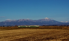 快晴の中の磐梯山とキハ40！