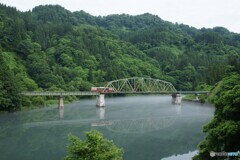 深緑の橋梁を渡る単行のキハ！