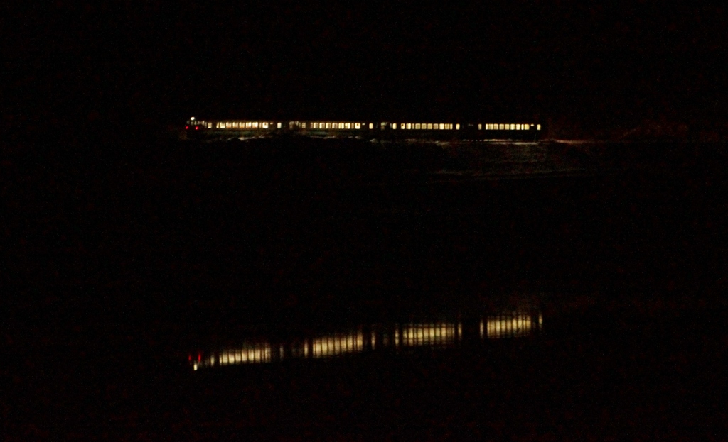 早戸の築堤を422Dが・・・