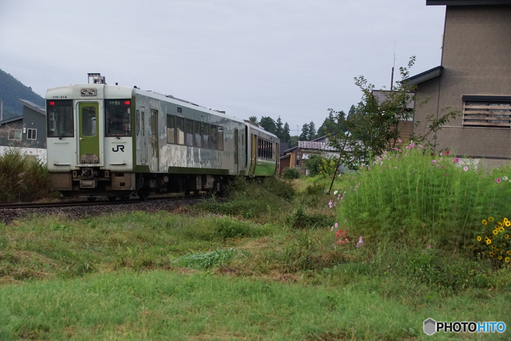 越後須原駅を出発した小出行き始発列車！