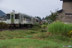 越後須原駅を出発した小出行き始発列車！