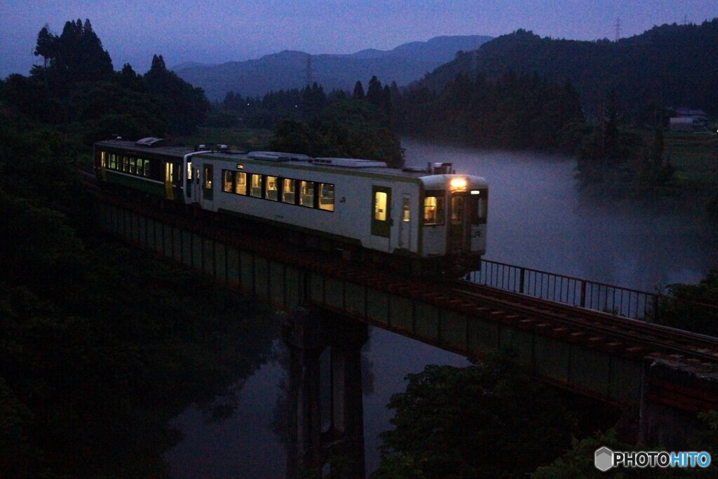 夕暮れ黄昏時間を走る只見線！