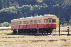 上総鶴舞駅に進入するキハ200！