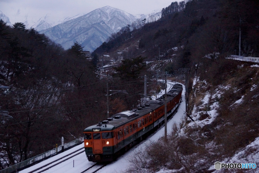 谷川岳と115系湘南色電車！