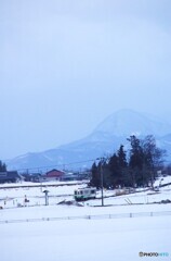 会津盆地の雪原を走るキハ！