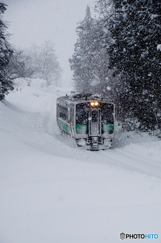 豪雪の中を進むキハE120！