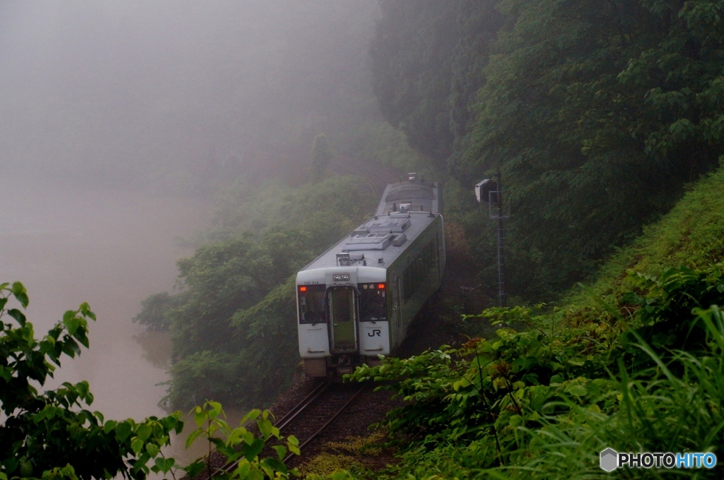 只見線　濃霧の中の始発列車！