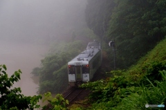 只見線　濃霧の中の始発列車！