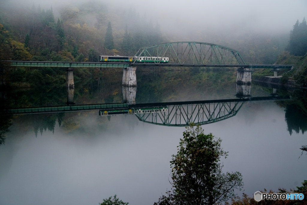 クリアな水鏡と只見線！