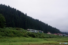 奥会津の里山風景を往く始発列車！