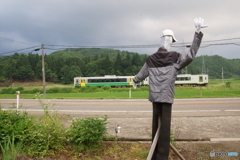 走り去る列車に「手」をふる案山子さん！
