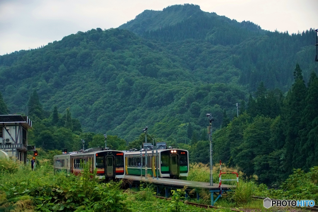 只見線　大白川駅列車交換！