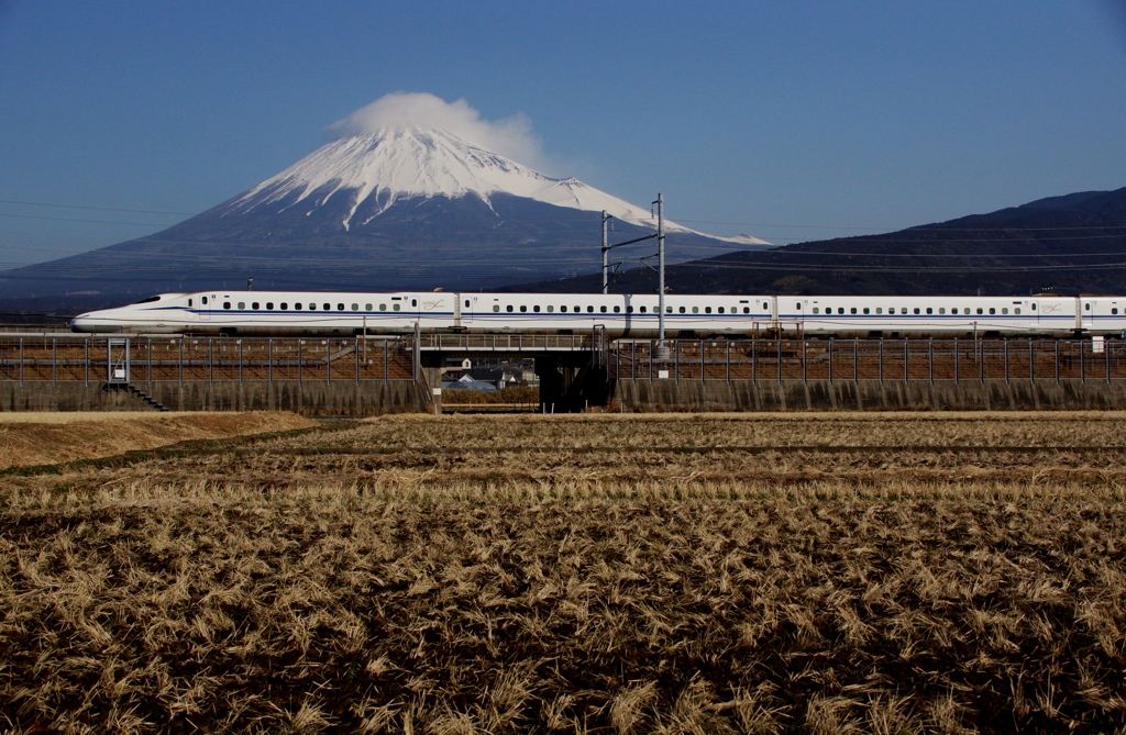 冠雪後の富士山と新幹線！①