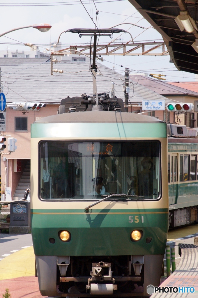 江ノ電　腰越駅に到着する鎌倉行きの電車！