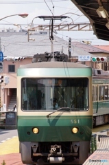 江ノ電　腰越駅に到着する鎌倉行きの電車！