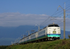 見えぬ鳥海山と485系電車（上沼垂色）