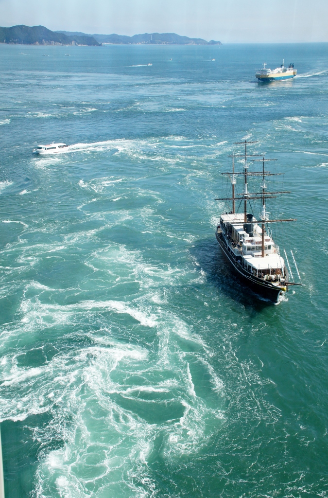 鳴門海峡の渦潮と観光船‼