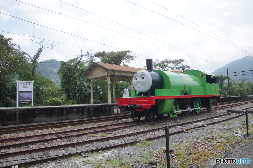 大井川鉄道　家山駅にポツンと緑のトーマス！