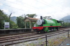 大井川鉄道　家山駅にポツンと緑のトーマス！
