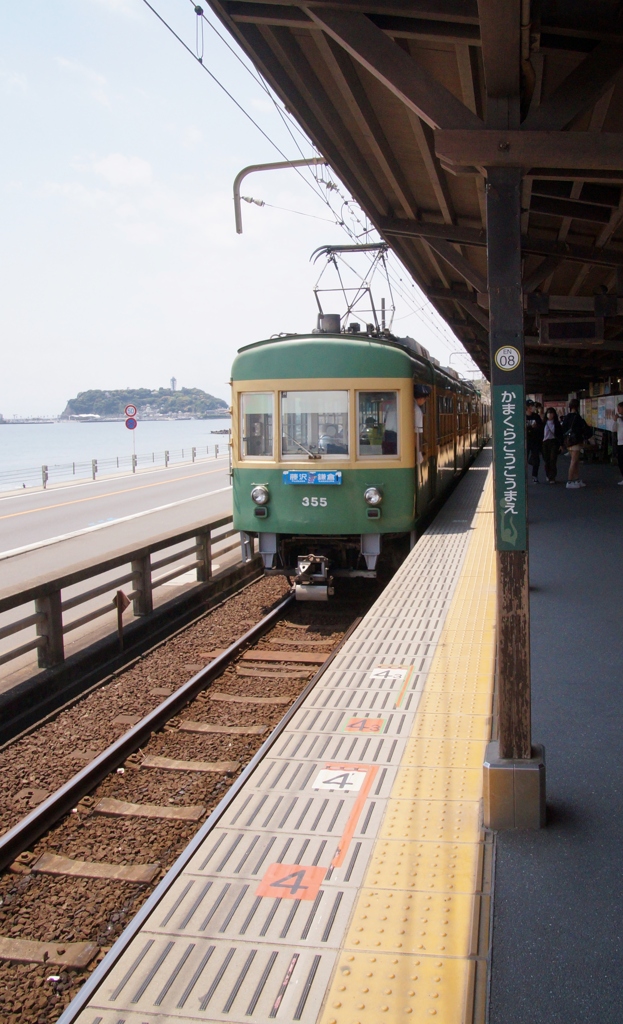鎌倉高校前駅ホームから江ノ島を眺めて！