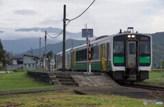 只見線　越後須原駅を通学列車が発車！