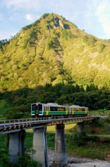 蒲生岳を背景に427Dが往く！