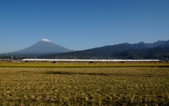 日本一高い富士山と日本一速い新幹線！