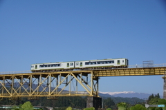 青空と黄色い鉄橋に白い列車と飯豊連峰！
