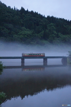神秘的な川霧・水鏡！