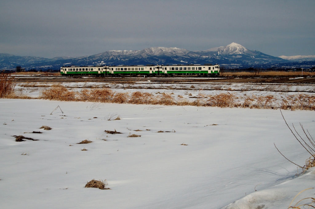 冠雪の磐梯山とキハ40