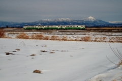 冠雪の磐梯山とキハ40