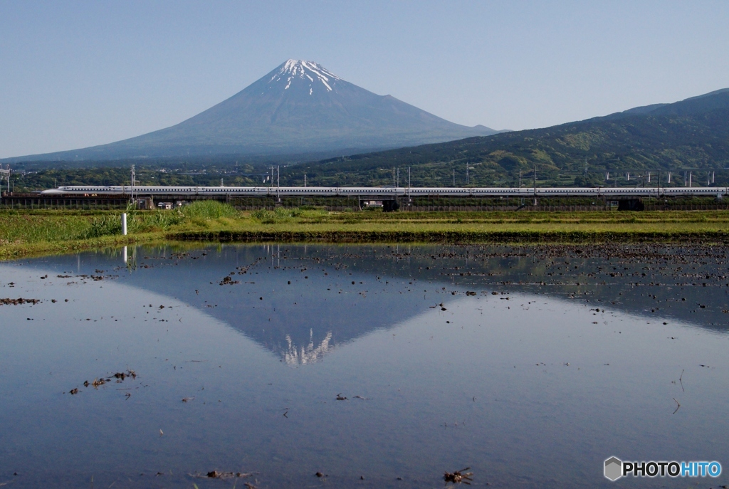 田んぼに写った富士山の水鏡と新幹線①