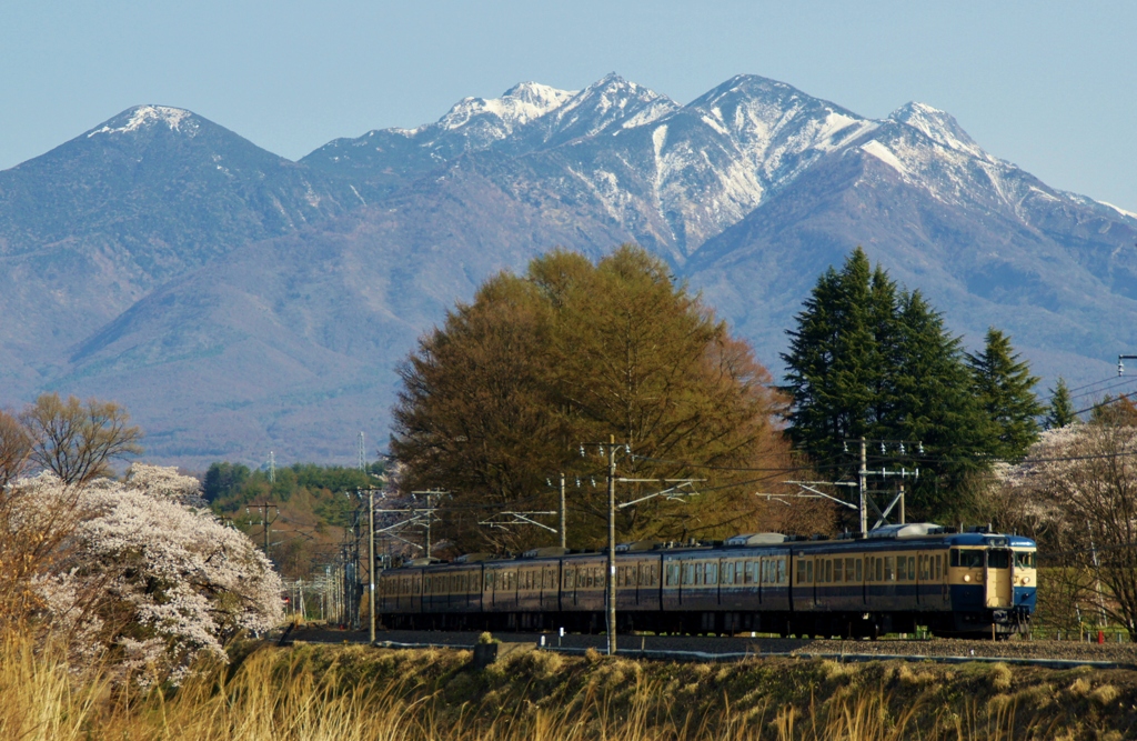 八ヶ岳とスカ色115系！