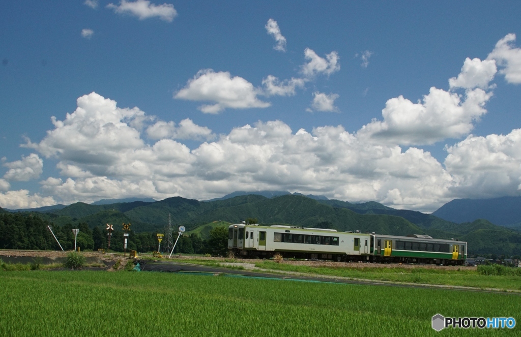 夏空の田園風景をキハが往く！