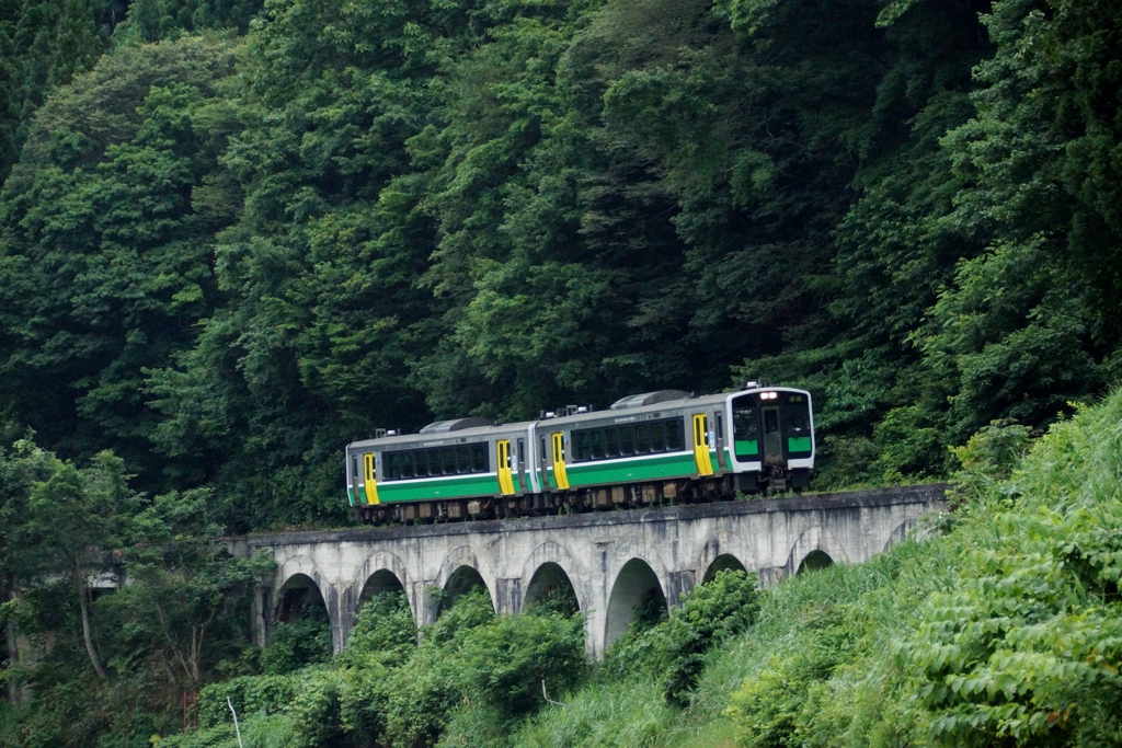 深緑のめがね橋を走る只見線！