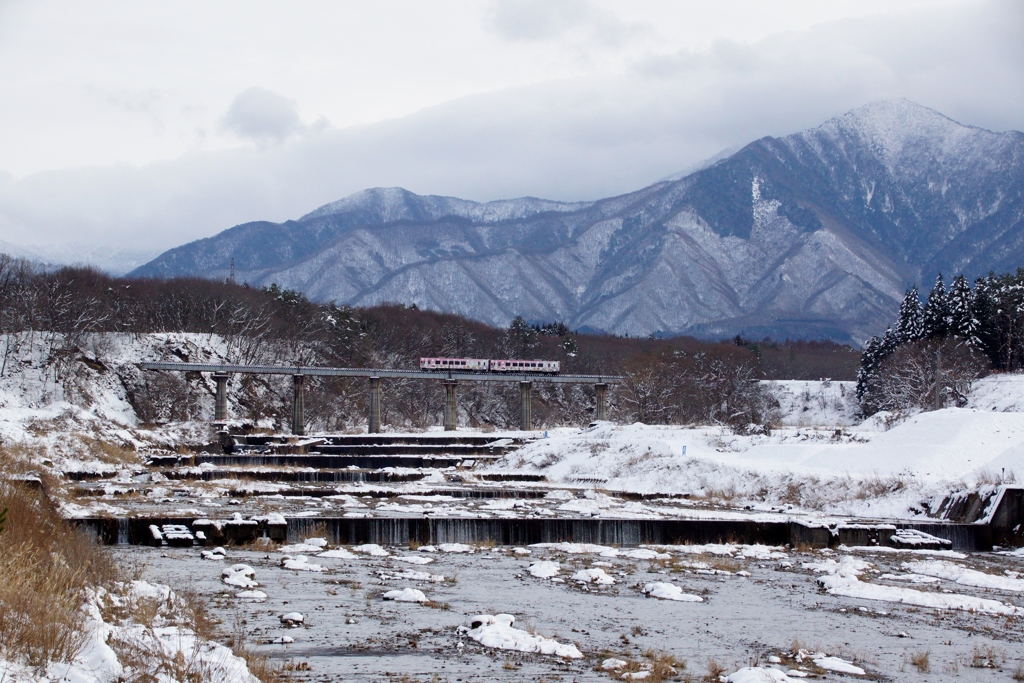 雪景色の橋梁を往くあいづ鉄道のキハ！