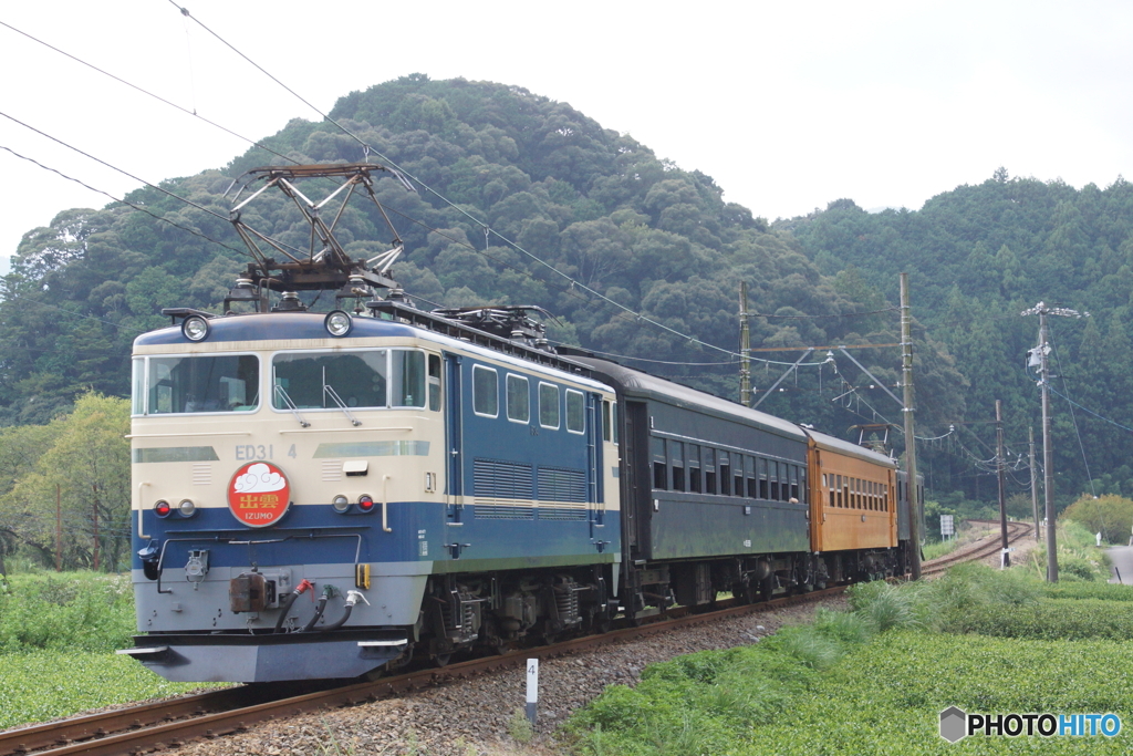 「出雲」のヘッドマークを付けたブルトレ似の電気機関車！