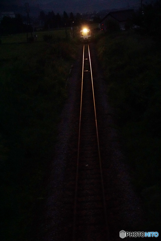 夜明け前の光る鉄路！
