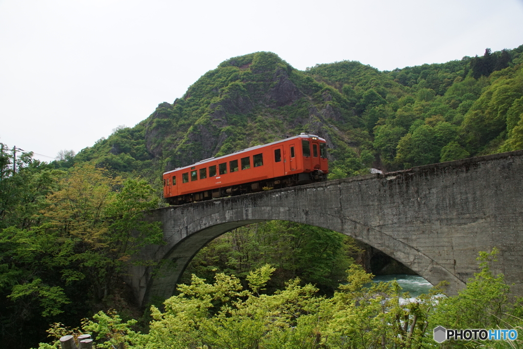 新緑の中の第４平石川橋梁！