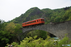 新緑の中の第４平石川橋梁！