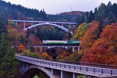 紅葉の三連アーチ橋！