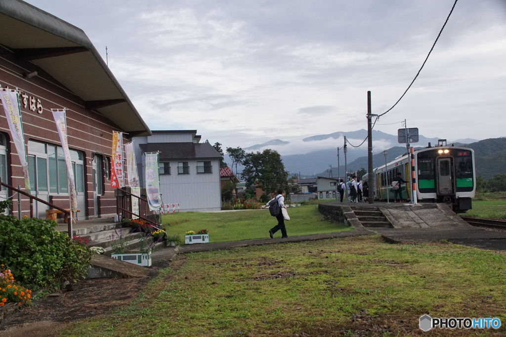 只見線　越後須原駅　朝の通学情景！