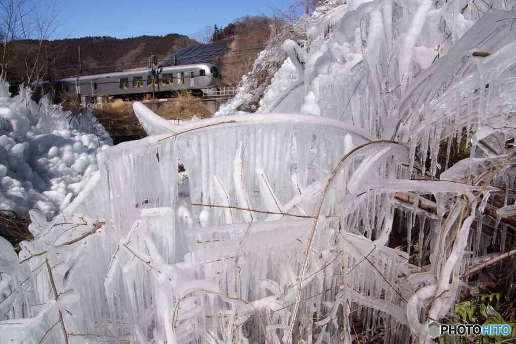 西武秩父線のあしがくぼ氷柱と特急列車！
