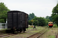 里見駅に下り列車到着！