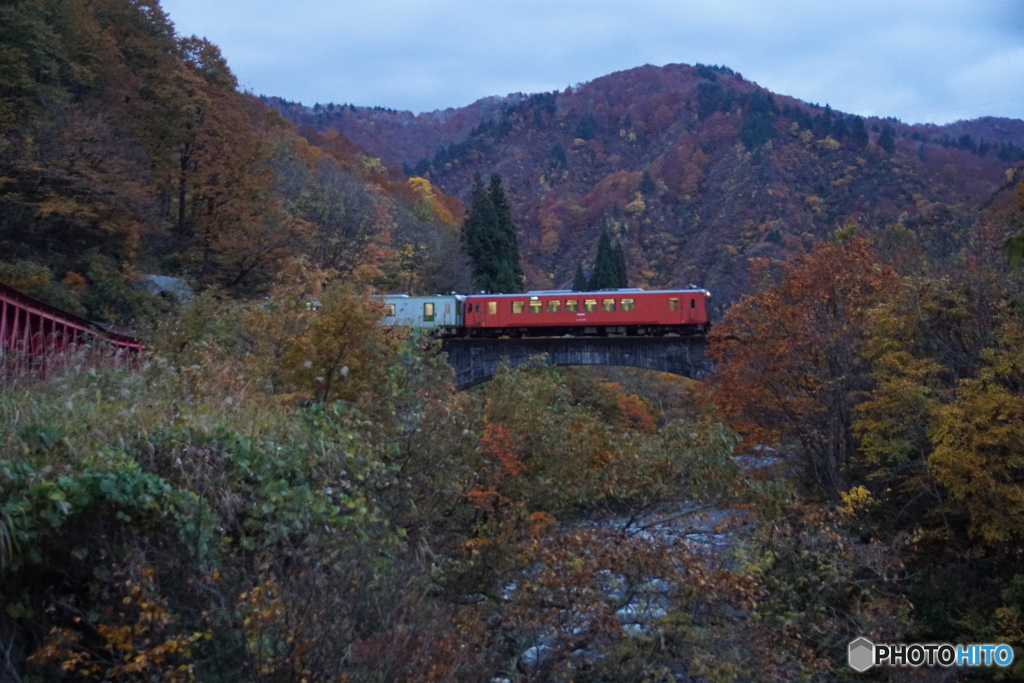 第４平石川橋梁を渡る小出行き始発列車！