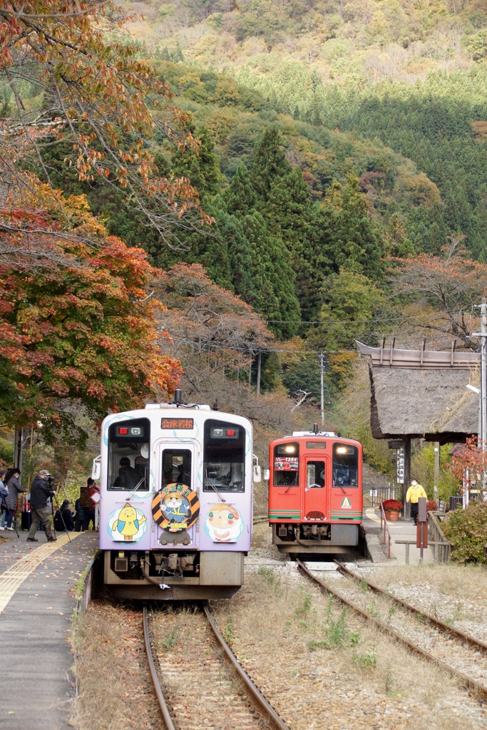 会津鉄道　湯野上温泉駅列車交換風景！