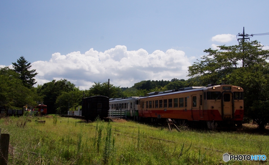 小湊鉄道の里見駅　車両オンパレード！