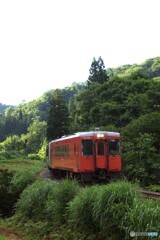 小出行きの始発列車、大白川駅を出発！