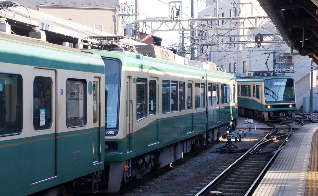 江ノ電江ノ島駅での列車交換風景！