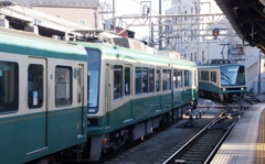 江ノ電江ノ島駅での列車交換風景！